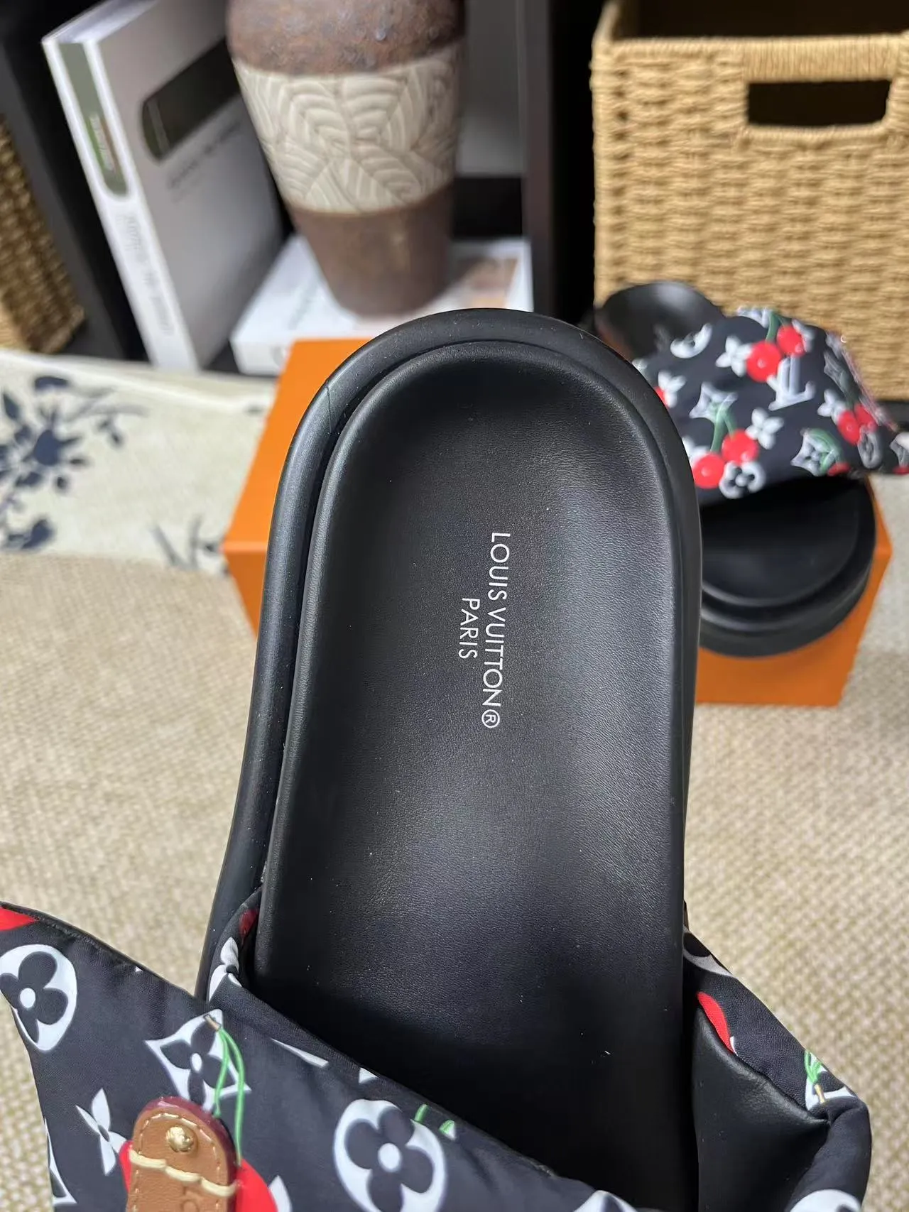 P340 yuan LV Louis Vuitton Full of high-end feel! A popular model among bloggers at home and abroad, it’s retro and fashionable, and looks stunning on your feet! Mainly recommended model on the official website★ ━━━━━ ЅᏇєєt ━━━━━ ▪️Upper: original calfskin ➕5D printing process ▪️Inner: imported mixed sheepskin ▪️Outsole: original molded foam outsole ▪️Size: Female 35-40 Men's 39-44 (women's 41 men's 45)